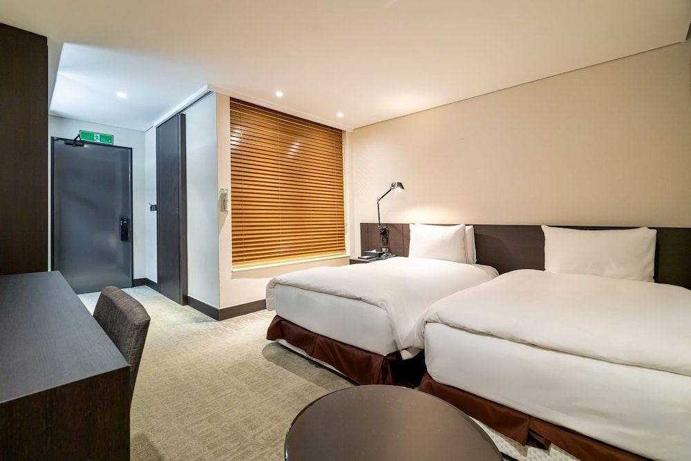 THE SKY HOTEL Deluxe Twin Room, City View 3