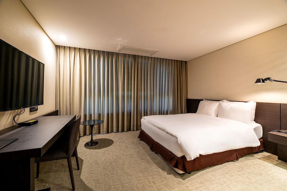 THE SKY HOTEL Deluxe Double Room, City View 6