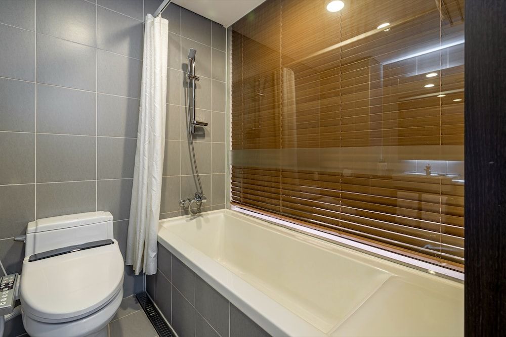 THE SKY HOTEL Deluxe Double Room, City View 23