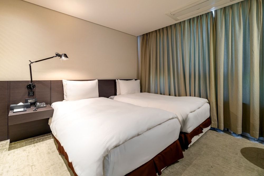 THE SKY HOTEL Deluxe Double Room, City View 8