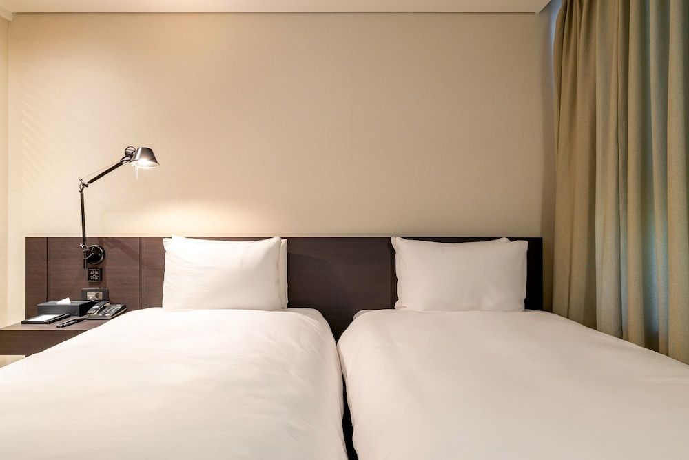 THE SKY HOTEL Deluxe Twin Room, City View 4