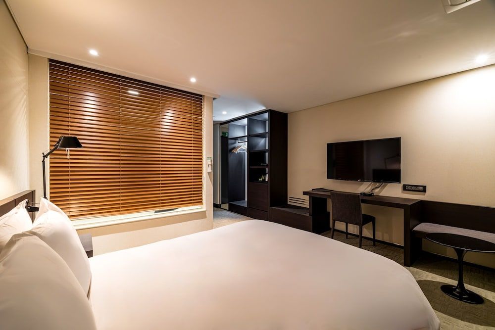 THE SKY HOTEL Deluxe Double Room, City View 13