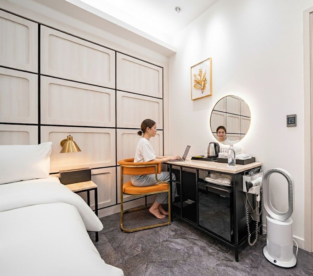 Insta Hotel - Main Branch Deluxe Room 8