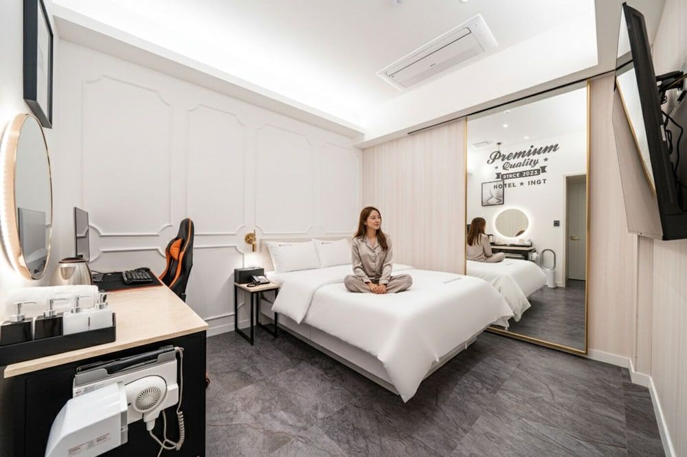 Insta Hotel - Main Branch Deluxe Room 7