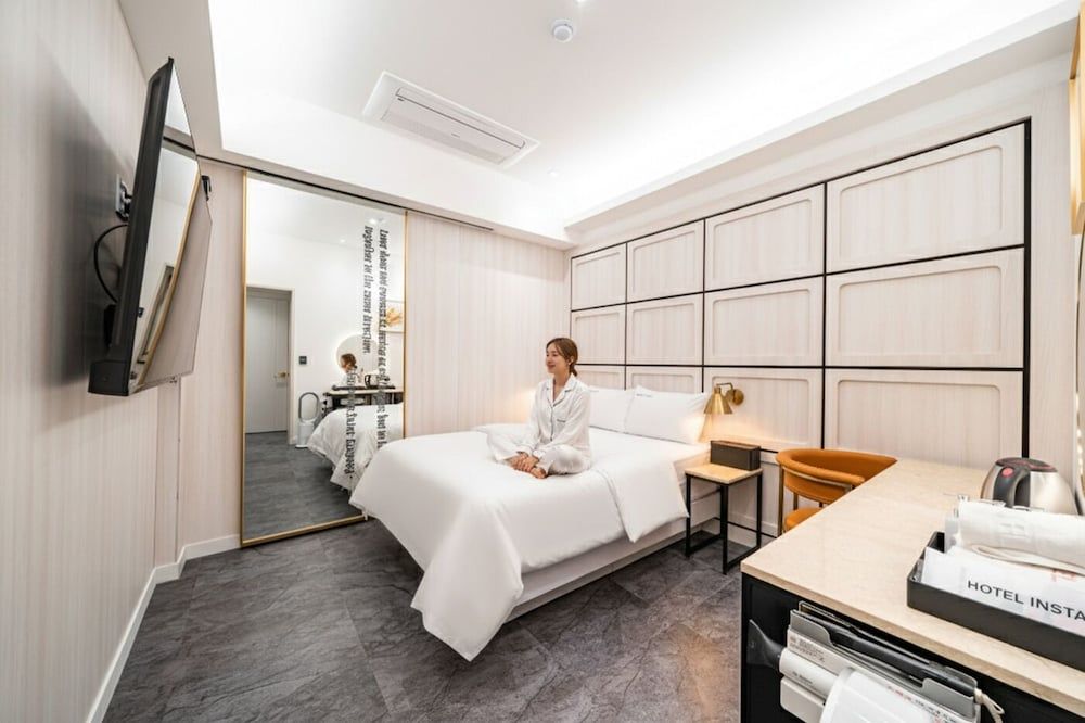 Insta Hotel - Main Branch Deluxe Room 5