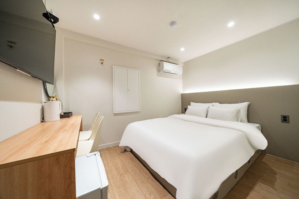 Cream Hotel Walk-in Special (Randomly assigned, Parking not available) 3