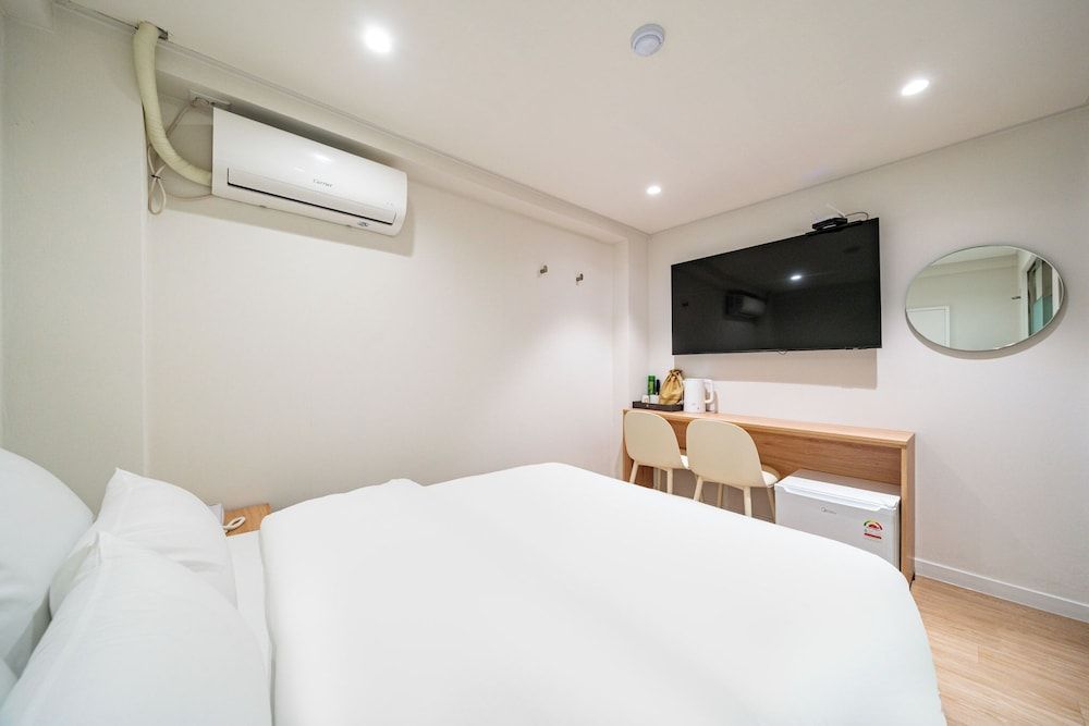 Cream Hotel Walk-in Special (Randomly assigned, Parking not available) 2