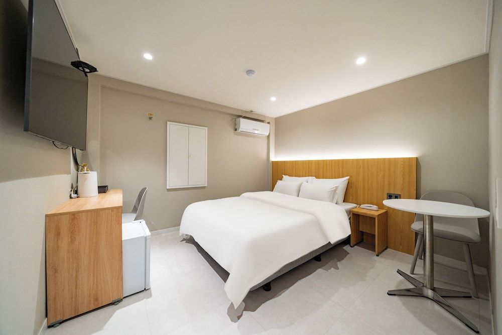 Cream Hotel Walk-in Special (Randomly assigned, Parking not available) 4