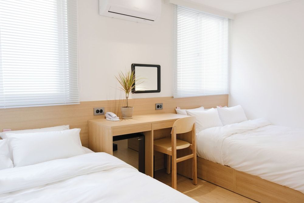 HOTEL CARPET Twin Room 5