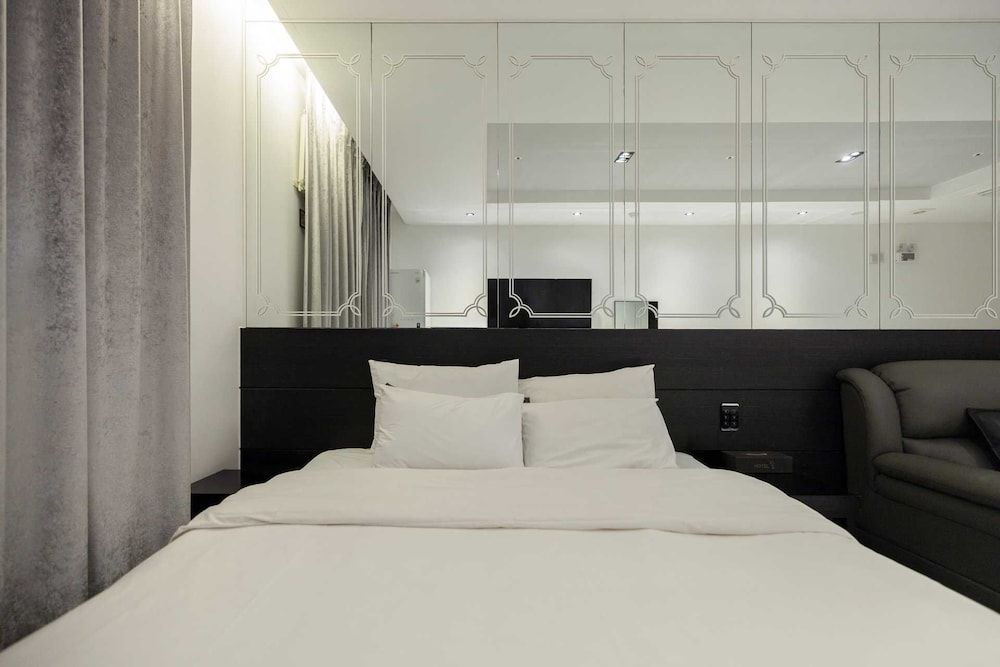 Hotel Moon Cheonan Sinbuldang Deluxe Massage Chair 13