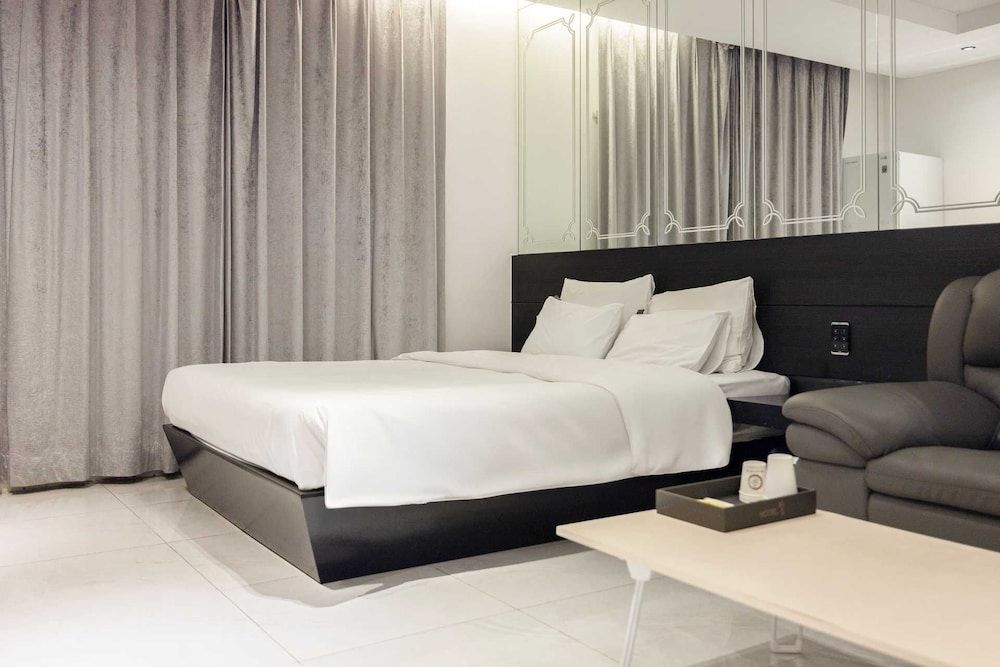 Hotel Moon Cheonan Sinbuldang Deluxe Massage Chair 11