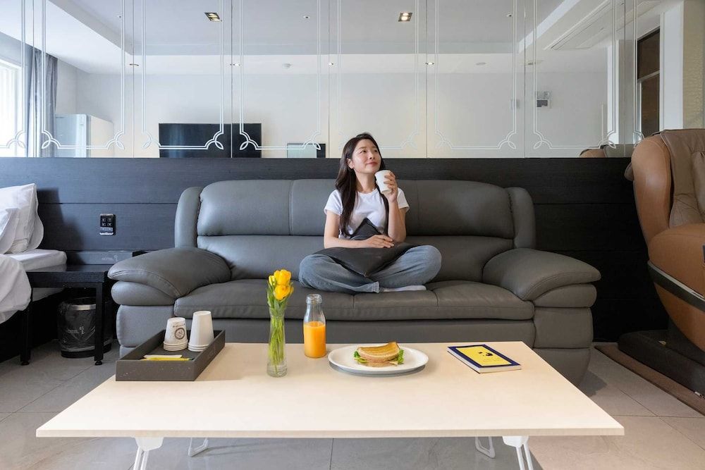 Hotel Moon Cheonan Sinbuldang Deluxe Massage Chair 12