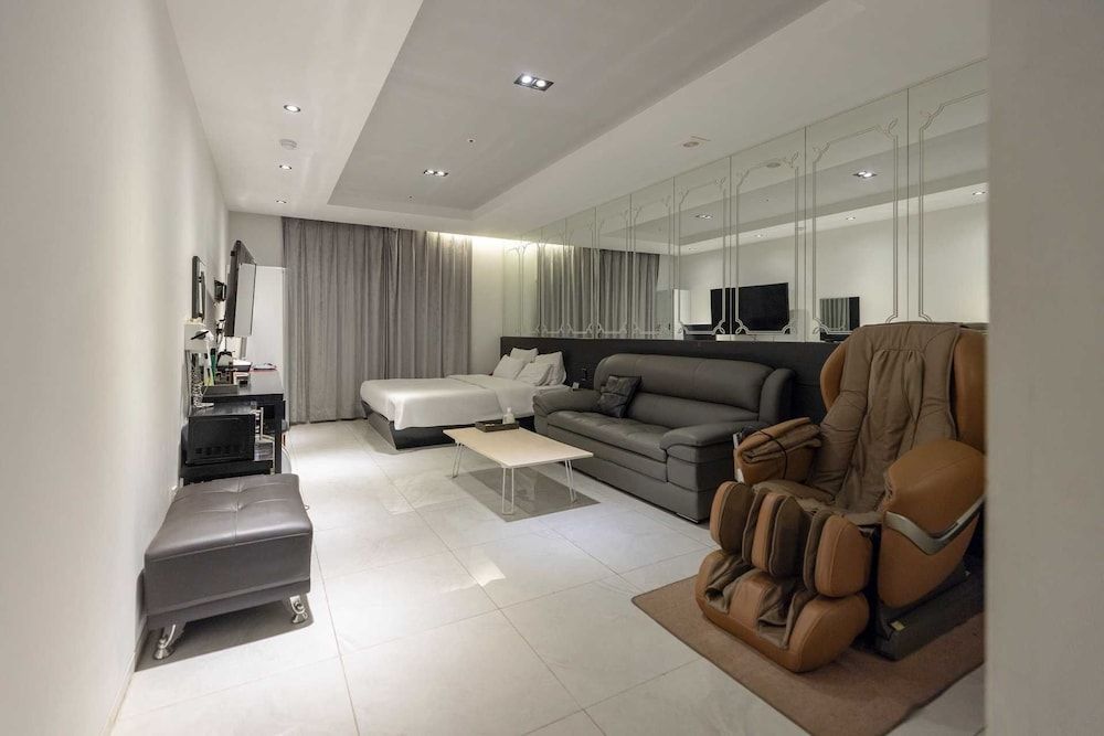 Hotel Moon Cheonan Sinbuldang Deluxe Massage Chair 8