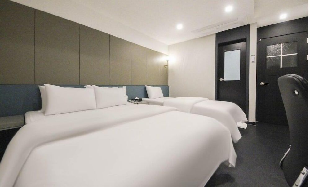 Hotel Arentz Deluxe Twin Room 4