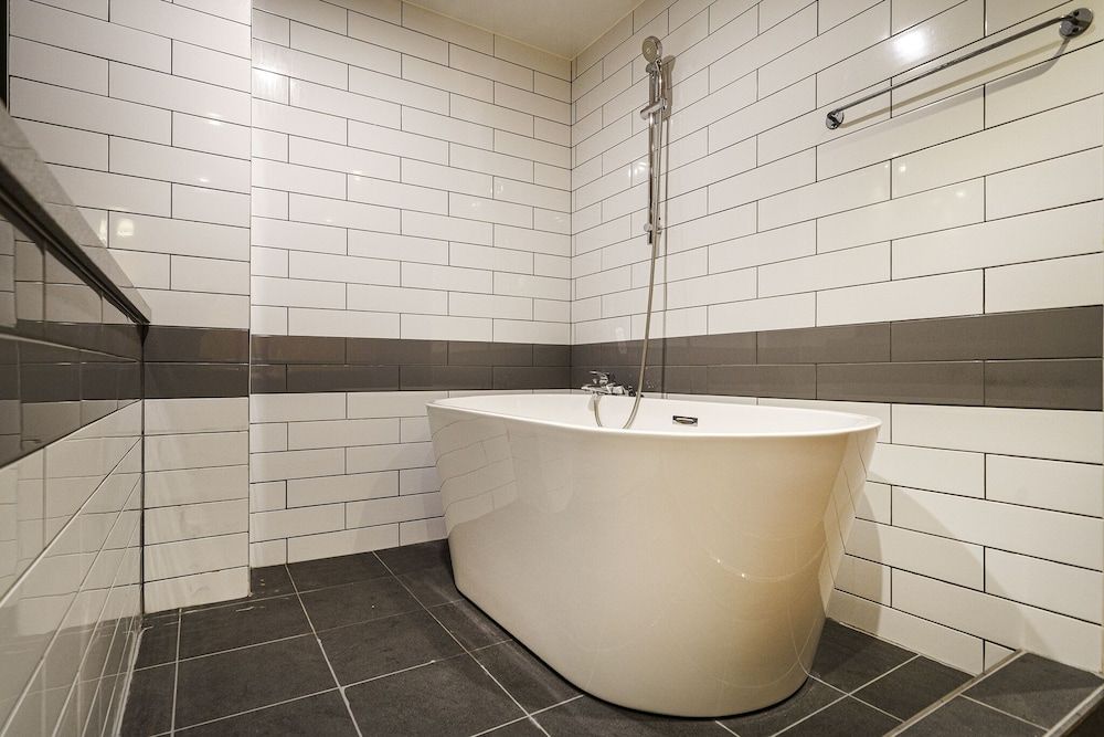 27 HOTEL Presidential Room 15