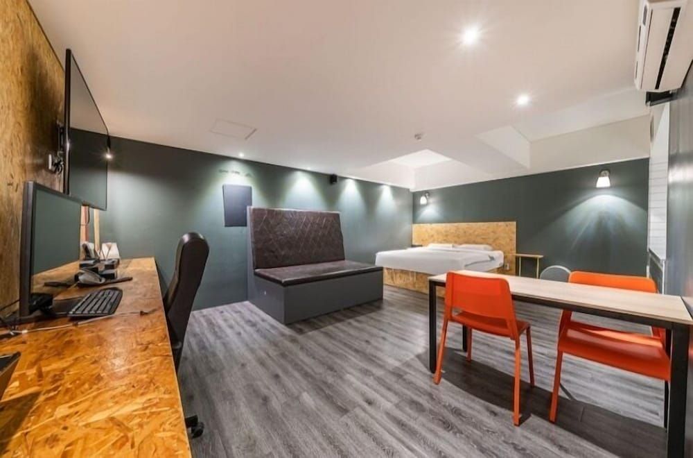 27 HOTEL Presidential Room 11