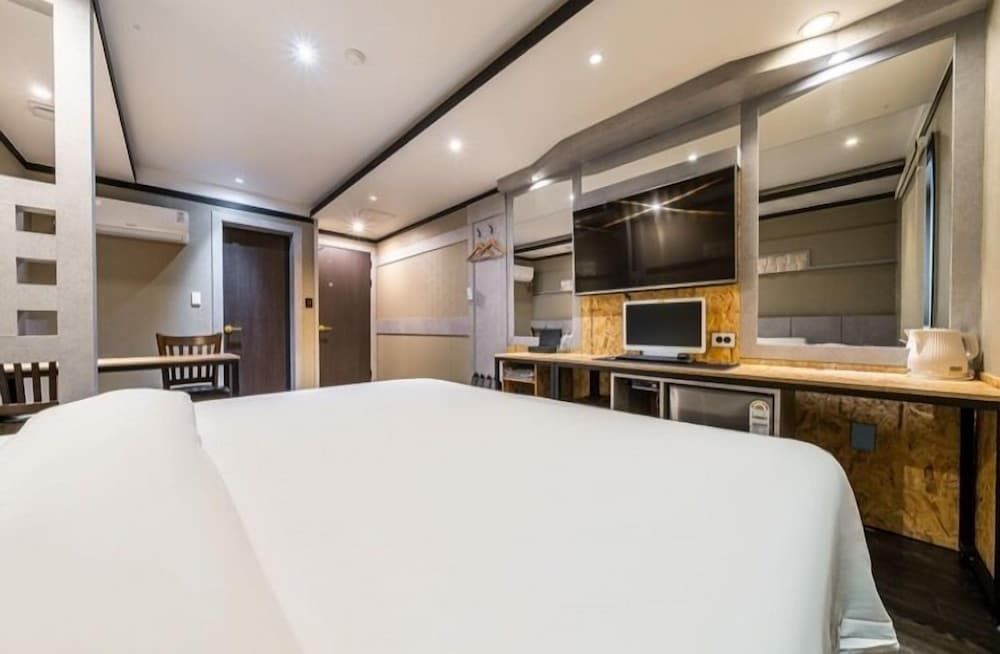 27 HOTEL Superior Room 5