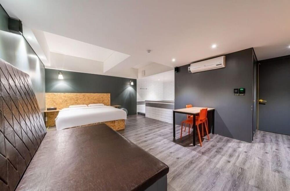 27 HOTEL Presidential Room 12