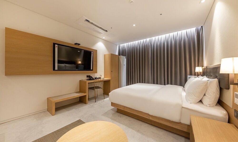 Masan Daisy Hotel Deluxe Double Room 5