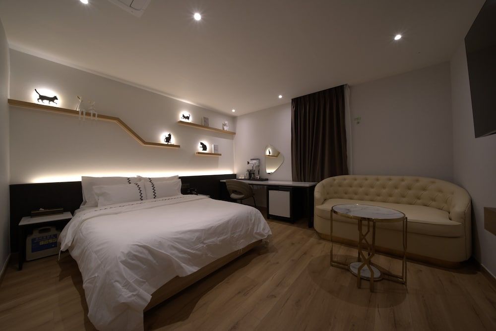 Gaeul Hotel Deluxe Double Room 10