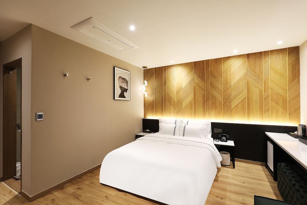Gaeul Hotel Deluxe Double Room 4