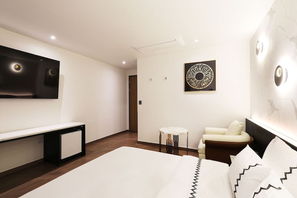 Gaeul Hotel Standard Double Room 11
