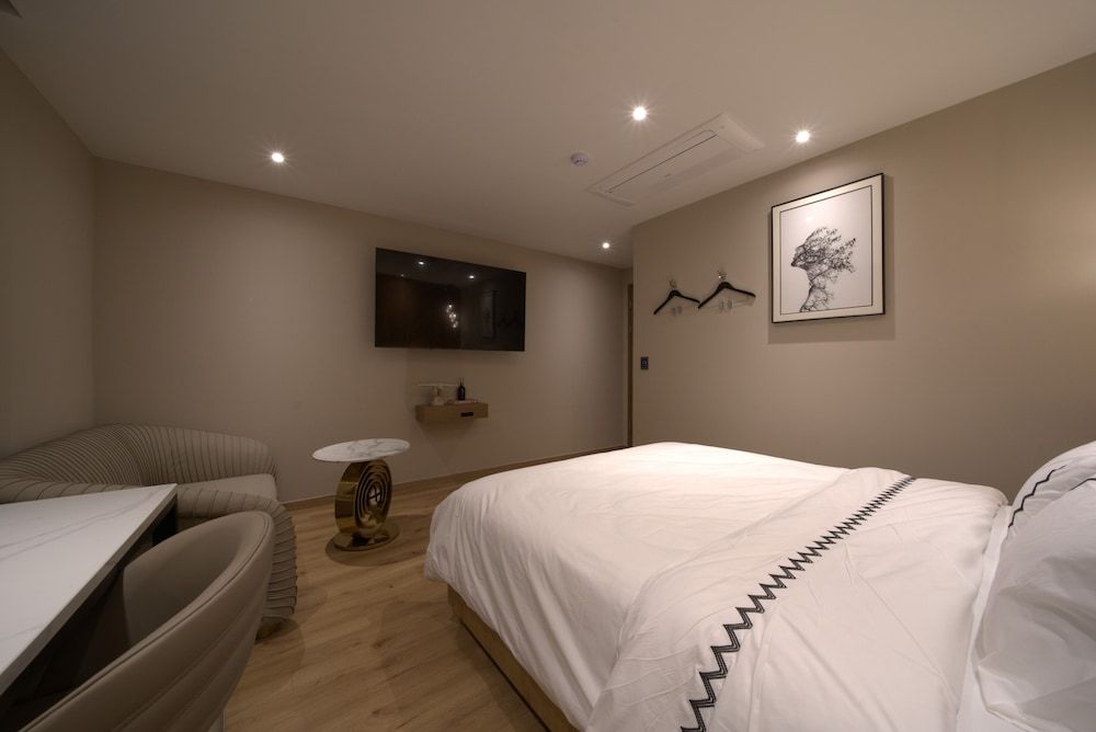 Gaeul Hotel Deluxe Double Room 9