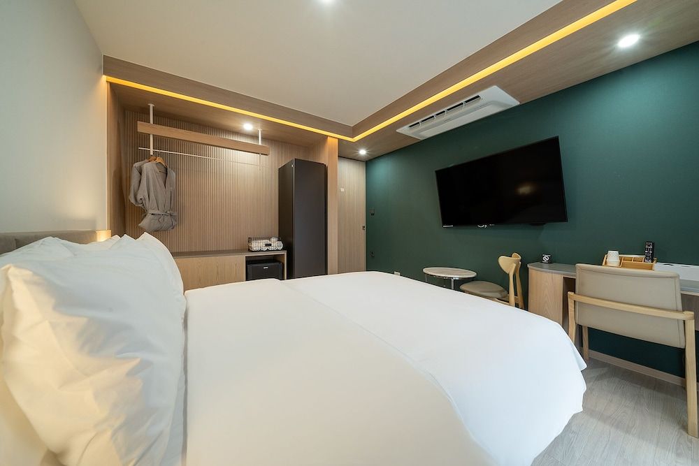 Hound Hotel Gimhae Samgye Deluxe Double Room 2