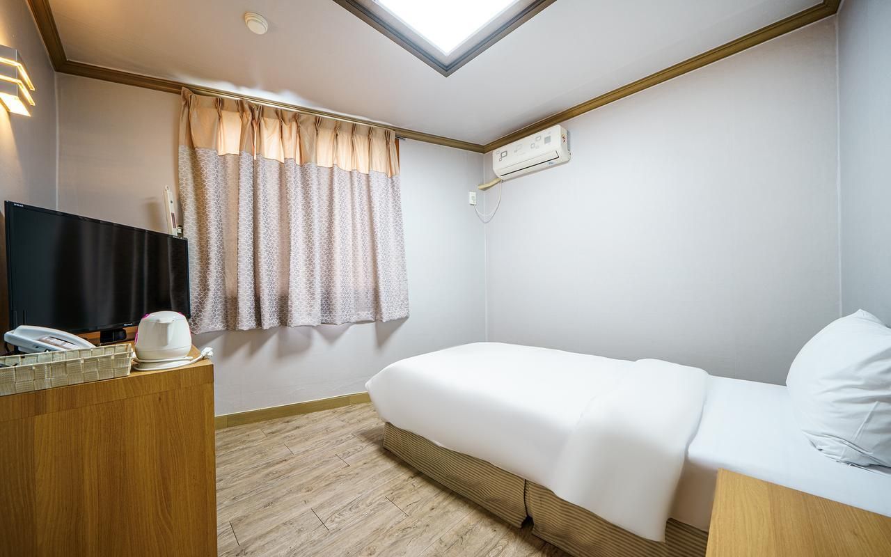 California Hotel Single Room - No Parking 2