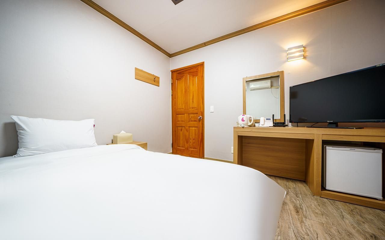 California Hotel Single Room - No Parking