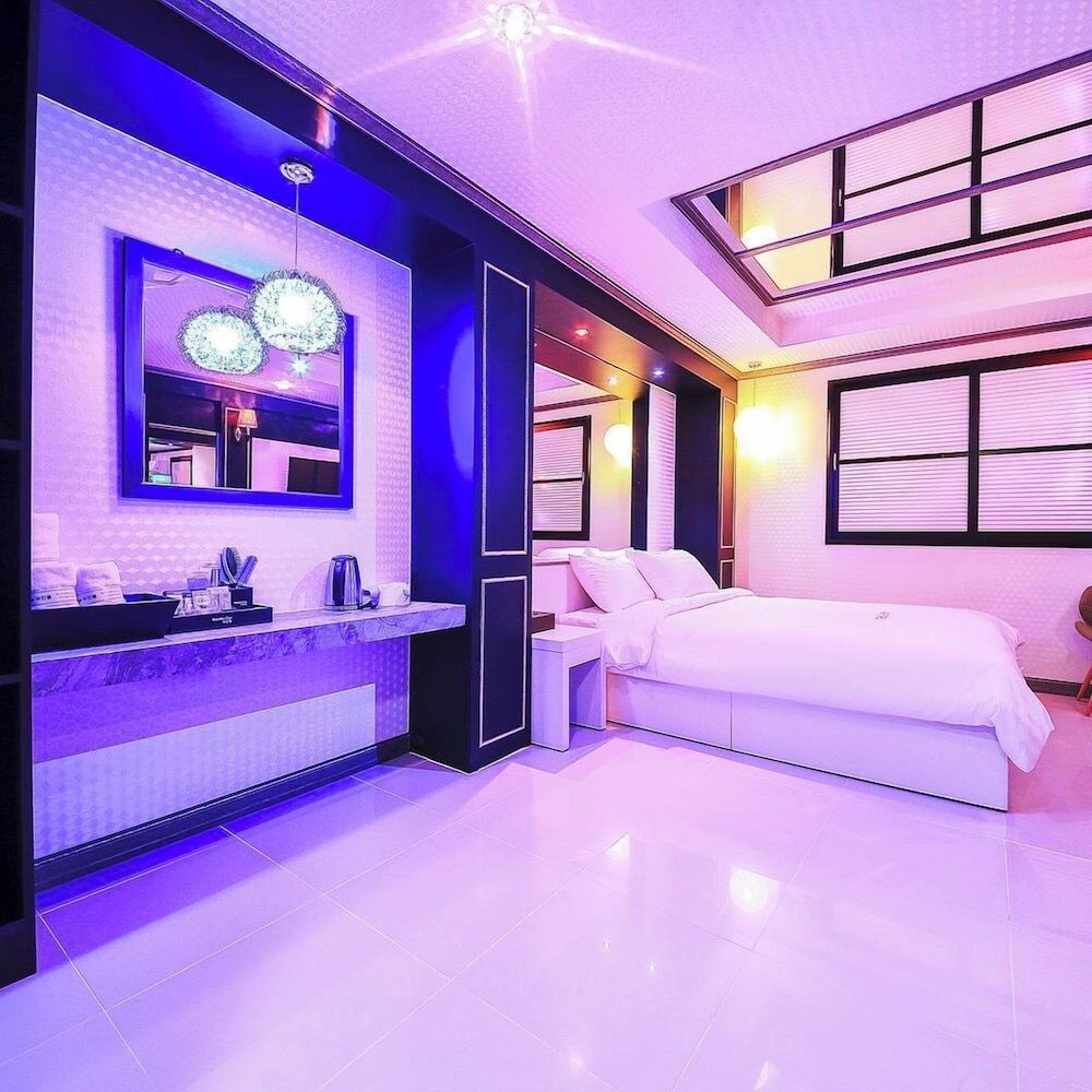 Rambo Drive in Deluxe Room 6