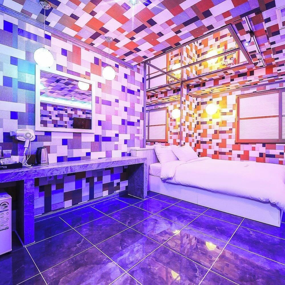 Rambo Drive in Deluxe Room 4