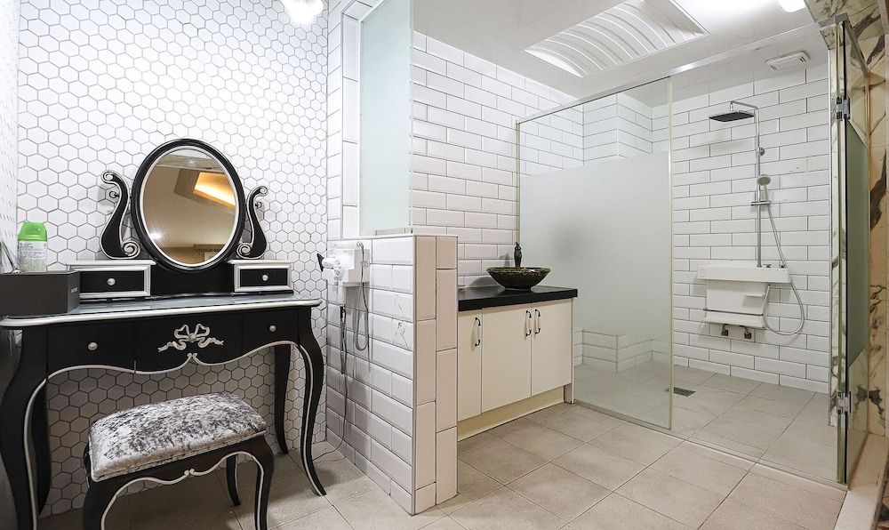 Tiffany Self Check-in Hotel Family Room 8