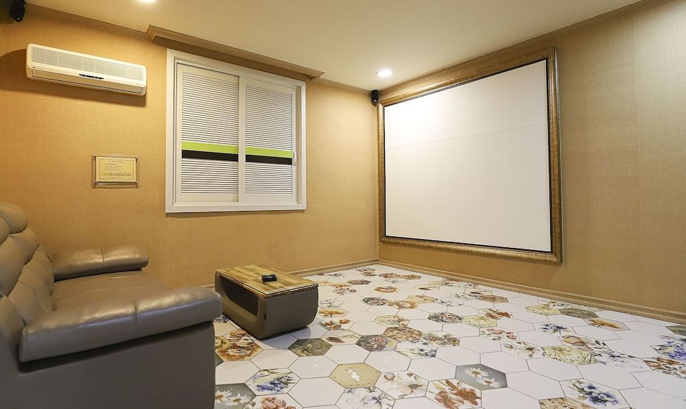 Tiffany Self Check-in Hotel Family Room 6