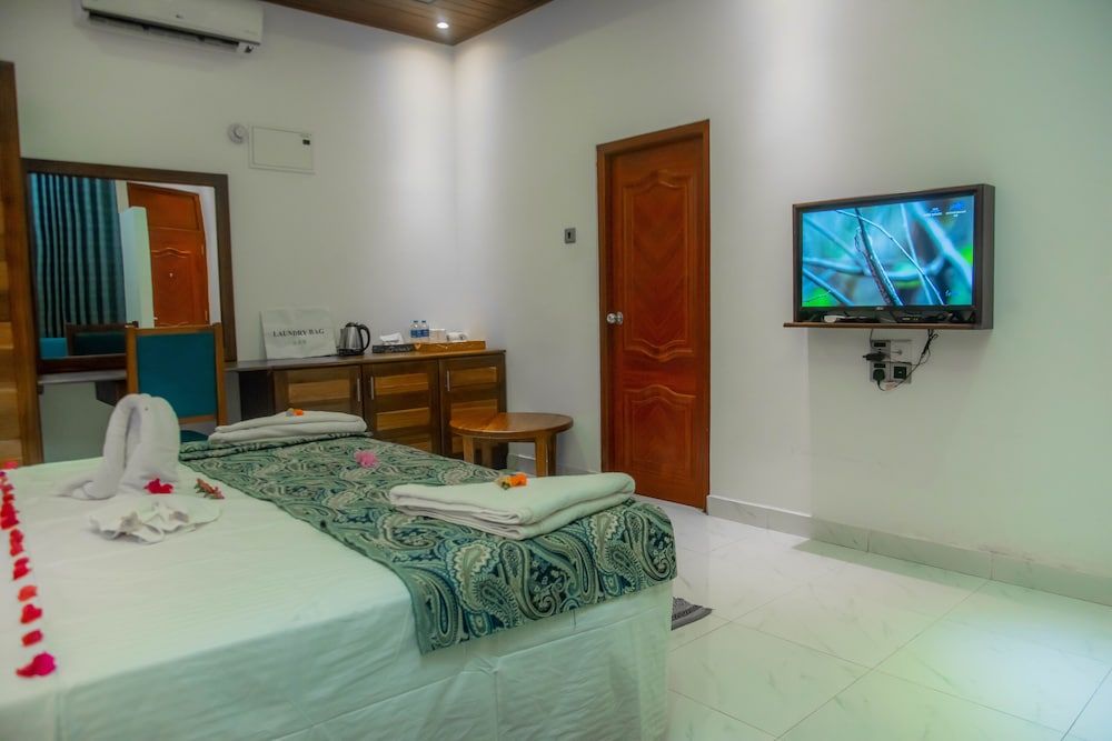 Royal Reach Udawalawe Deluxe Double Room, Pool View 4