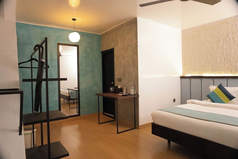 Zinnia Villa Deluxe Double or Twin Room, Balcony, Pool View 10