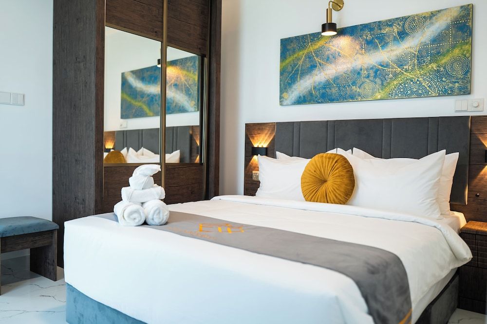 Aina Residency Beachfront Hotel Deluxe Apartment, Ocean View 5