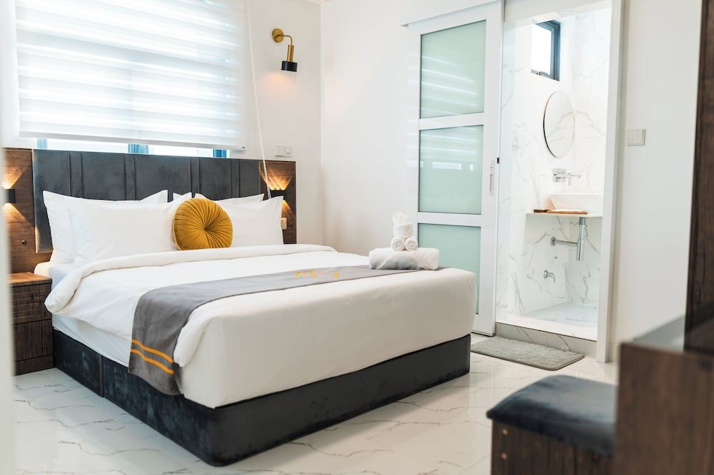 Aina Residency Beachfront Hotel Deluxe Apartment, City View 3