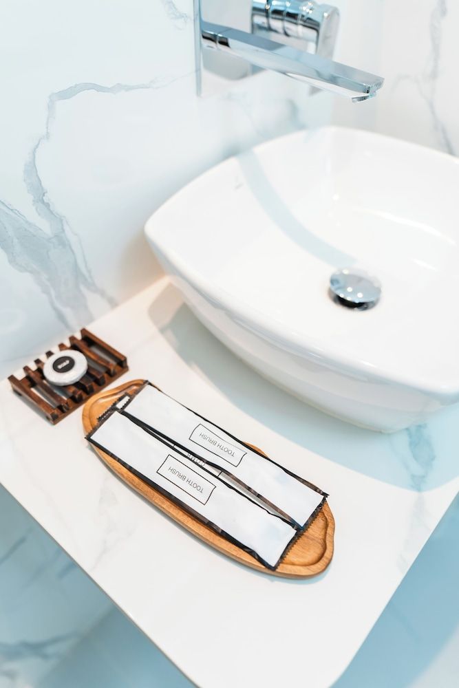 Aina Residency Beachfront Hotel Deluxe Apartment, City View 17