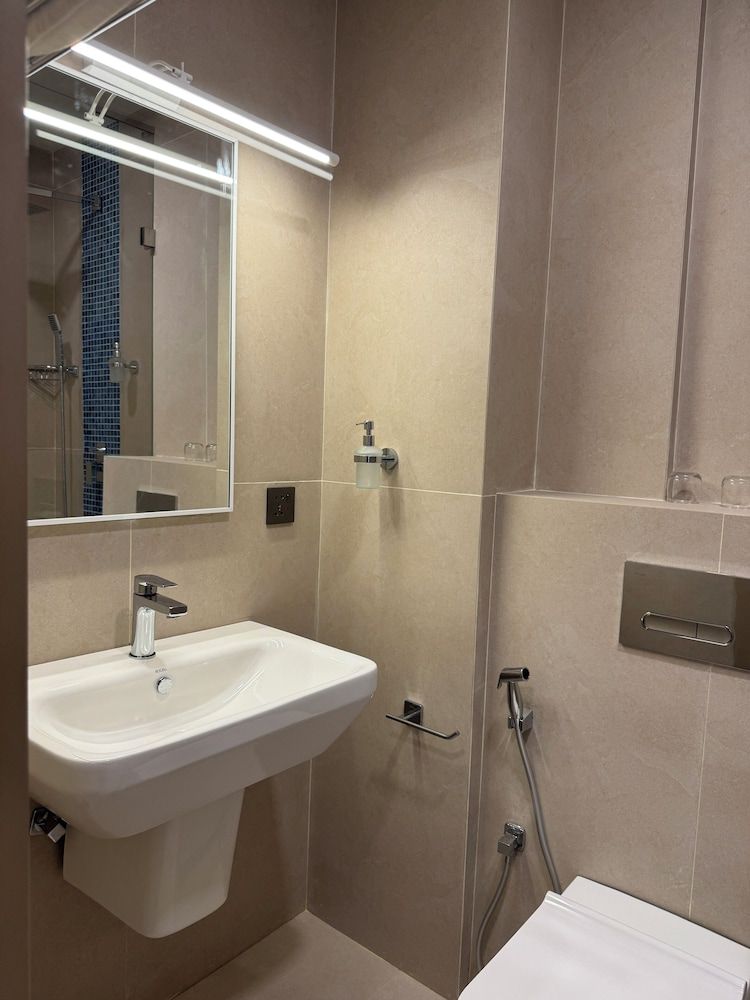 Avyanna Gulhi Beach Deluxe Twin Room, City View 16