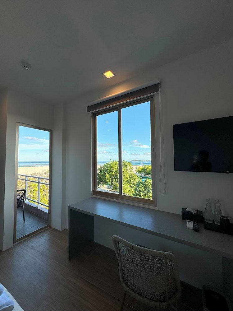 Avyanna Gulhi Beach Deluxe Twin Room, City View 12