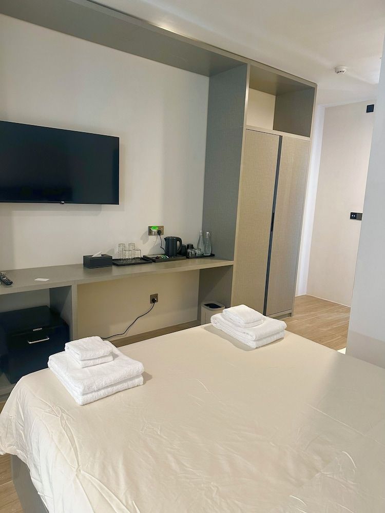 Avyanna Gulhi Beach Deluxe Double Room, City View 10