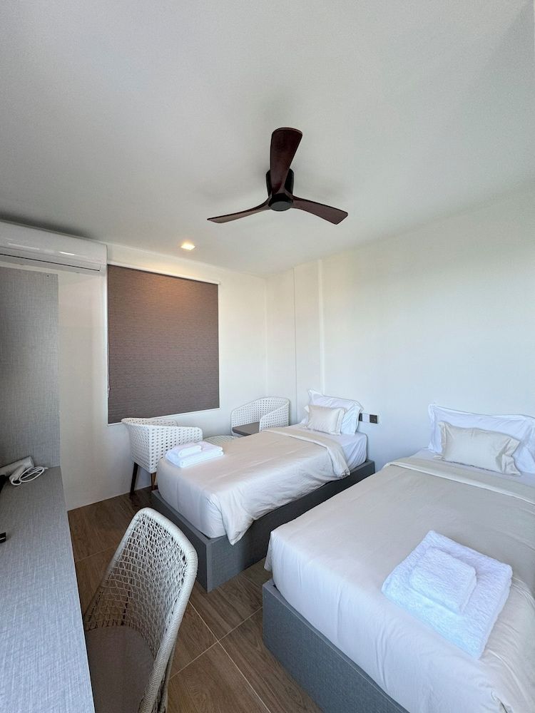 Avyanna Gulhi Beach Deluxe Twin Room, City View 6