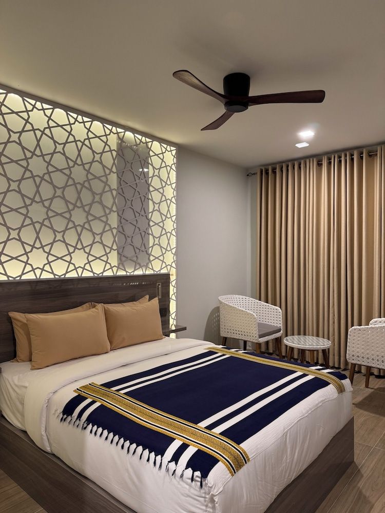 Avyanna Gulhi Beach Deluxe Twin Room, City View 11