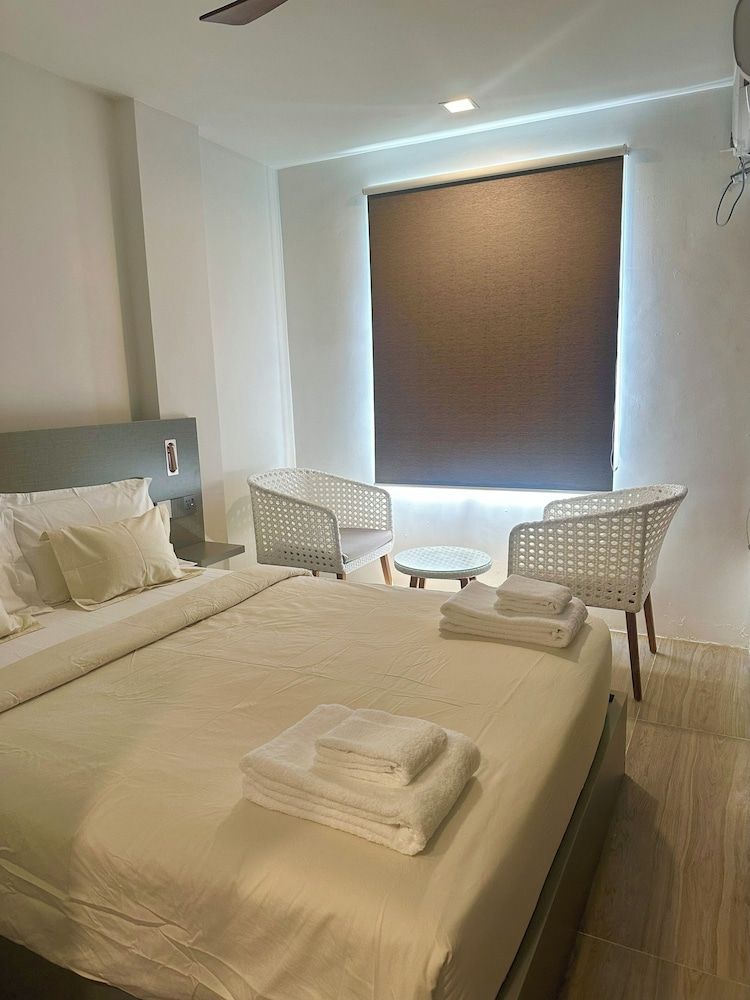 Avyanna Gulhi Beach Deluxe Double Room, City View 7