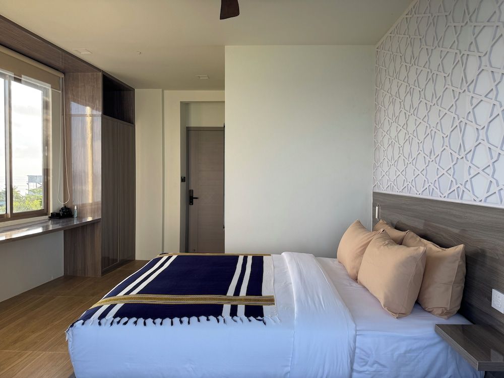 Avyanna Gulhi Beach Deluxe Twin Room, City View 2