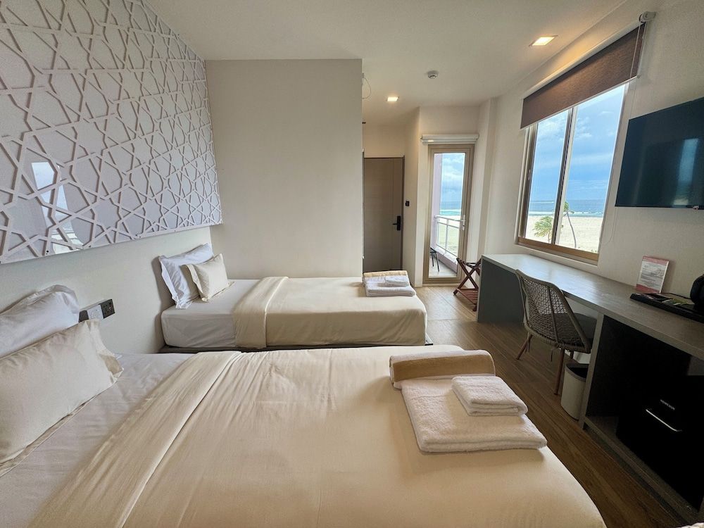 Avyanna Gulhi Beach Deluxe Twin Room, City View 7