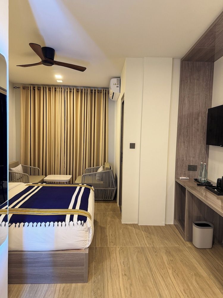 Avyanna Gulhi Beach Deluxe Twin Room, City View 10