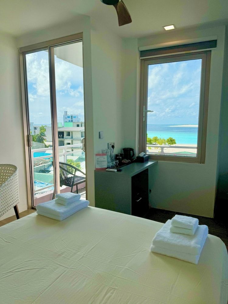 Avyanna Gulhi Beach Family Triple Room, Sea View 11