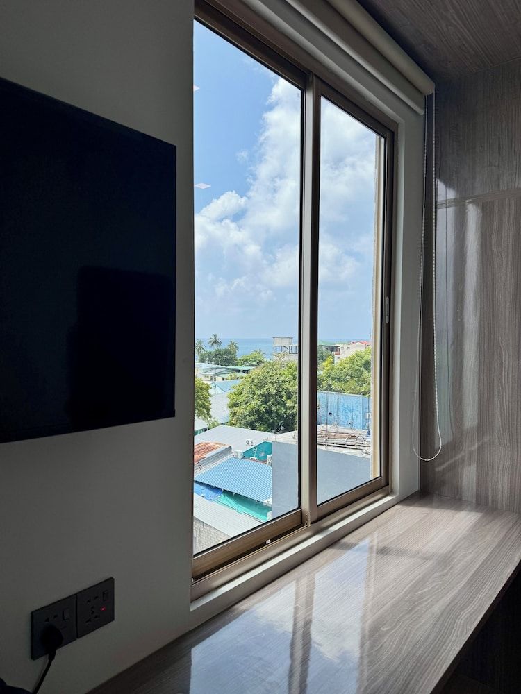 Avyanna Gulhi Beach Deluxe Twin Room, City View 19
